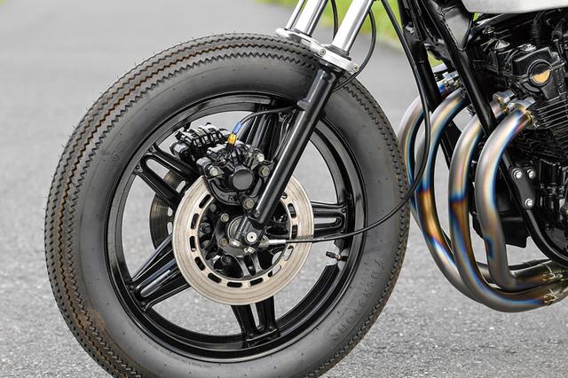 画像: フロントはブレーキラインをステンレスメッシュ化した。ブレーキキャリパーをFAとする以外はCB750FBノーマルだが、ブラックで統一することでこうも印象が変わる。