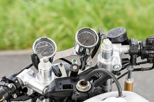 画像: フロントフォークとステアリングステムはφ35mmのCB750FBのノーマルのまま。右横に、そのフロントフォークと平行に付けられたステアリングダンパーで減衰補助も行っている。