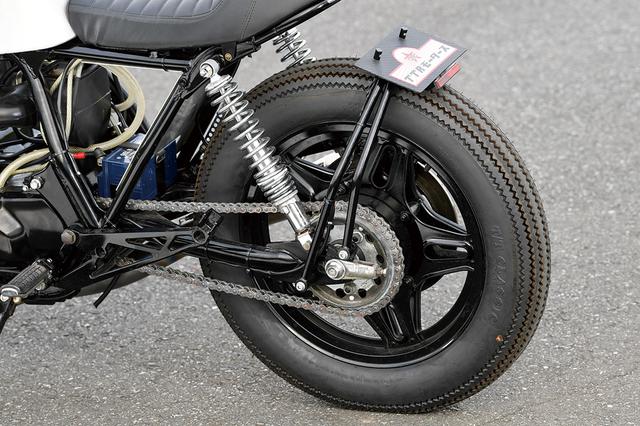 画像: 前後ホイールやスイングアームはCB750FBのノーマルで、ボバースタイルの流儀に則って、ナンバーステーをスイングアームから延長して装着。