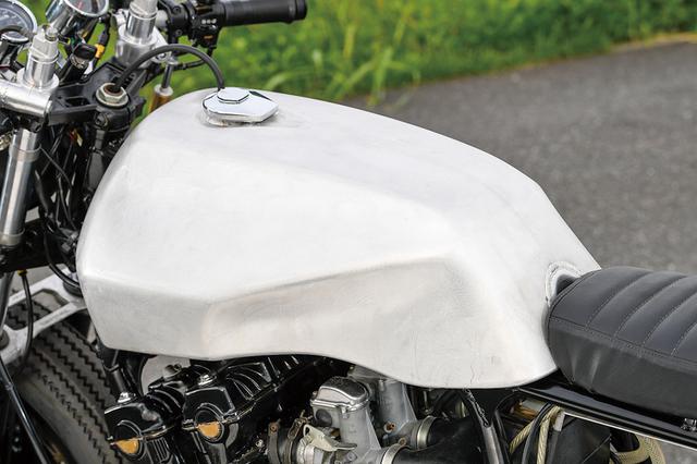 画像: ソリッドな地肌をそのまま生かした燃料タンクはアルミ製。ドレミコレクションのCB1100 type-R(CB1100のCB1100R外装キット)用を流用加工してセットする。