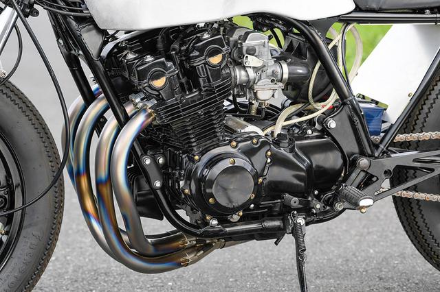 画像: エンジンは750FノーマルでT.T.Rイージークラッチキットや同真鍮カムカバーを組む。キャブレターはカワサキKZ1000純正を加工流用している。