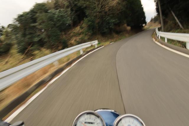 画像1: SR400のツーリングでは、景色をめいっぱい楽しめます。