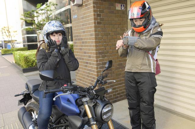 画像: 今回は自分のバイクじゃないので、ランニング用のスマホホルダーを腕につけて私が先導します!