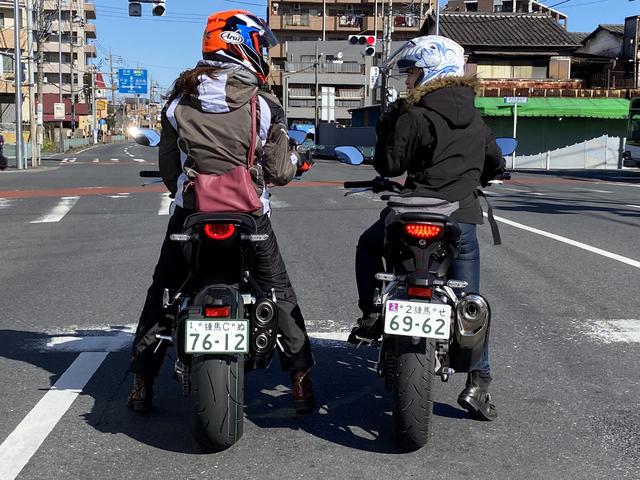 画像: 西のさおりんがバランスを取って片足でとまってるのに対して、東のさおりんは両足ベタつきw
