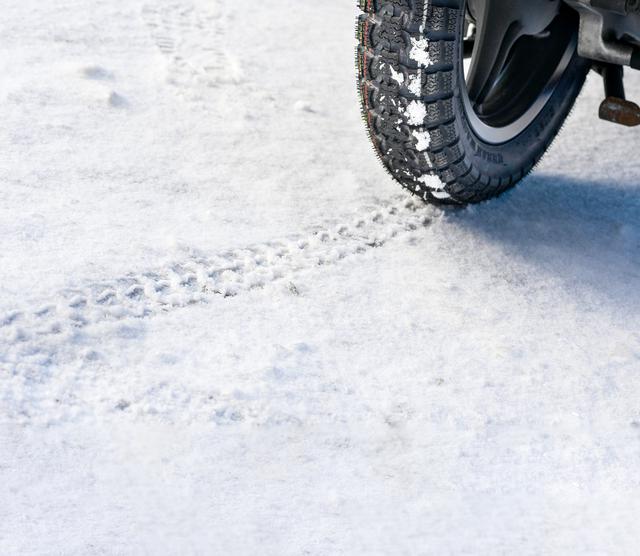 画像: コンパウンド自体も、従来のスノータイヤより最適化され、雪道での走行性能をアップさせている。写真はアイスバーンに近い路面だったが、しっかりと路面を「引っ掻いている」様子が、タイヤに付いている雪からも伺える。