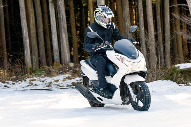 画像: 125ccのPCX(JF28)にSN26を装着し、試乗テストしたのは本誌テスターの太田安治。まずは車両指定の空気圧で走行をスタートだ!