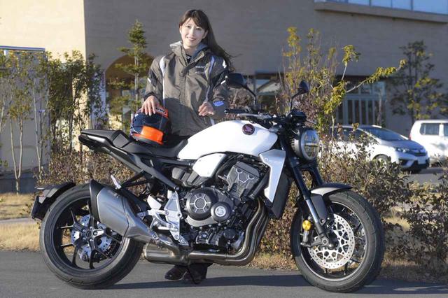 画像2: CB250Rはね、もう軽いから押して運ぶのも楽なんですよ。スイスイ〜って