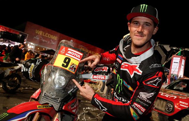 画像: Monster Energy Honda Team リッキー・ブラベック 2007年の⽶国内地域選⼿権から急速な成⻑を⾒せ、2014年には⽶国内での主要タイトルである、Hare&Hound AMA Championship、Baja1000、Baja 500を制覇。2015年のアブダビ・デザート・チャレンジにTeam HRCから参戦し、ジュニアクラスで⾸位となる総合5位⼊賞。Team HRCに加⼊しダカールデビューとなった2016年は総合9位⼊賞。2020年は2度のステージ優勝を挙げるなど、Hondaのダカールラリー復帰から8年、⻑い道のりを経て切望された歴史的な総合優勝を果たした。アメリカ⼈としても初優勝となる。※⼀部ホンダHPより抜粋