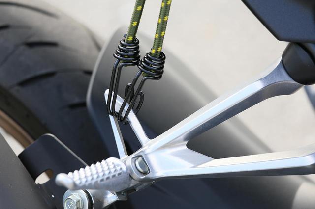 画像3: CB250Rにストレッチコードを使ってバッグを積載