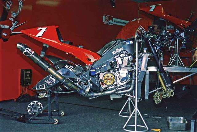 画像3: YZR500ベースのフレームにコンパクトな直4エンジンを搭載