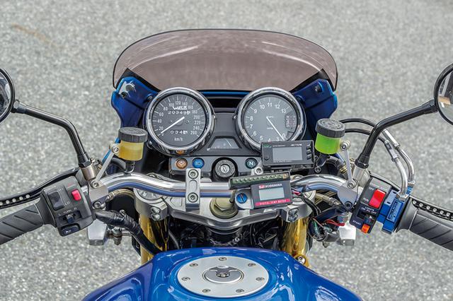 画像: ステムはGクラフトで、フロントフォークオフセットは軽快なハンドリングを持つZRX1100ノーマルに準じた30mm。ハンドルはグリップ位置を低くしつつ上体の前後位置をノーマル同様にキープしてフロント荷重が稼げるオリジナル、“たっき~バー”(しゃぼん玉で販売中)。速度計はSTACK製をZRX1100のアイデンティティと言えるめっきメーターケースに埋設した。左右マスターはブレンボでレバーには穴開け加工を行っている。