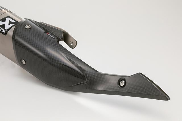 画像: キットにはカーボン製ヒートガードも同梱され、ドレスアップ効果も。スポーツマフラーらしい、スポーティなルックスが同時に手に入るのだ。