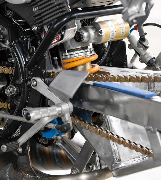 画像: 角型ロングのスイングアームはTZR250(3MA)加工でリヤサスはアプリリアRS1000だ、ホイールはH-Dファットボブ用の8.00-18サイズを装着している。
