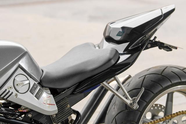 画像: テールカウルとシートレールはYZF-R6だが、それにしてもよく前半部のカタナフォルムとマッチングさせたと感心させられるパートだ。