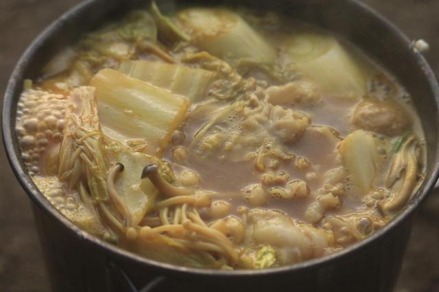 画像: キャンプの夕方、カレー鍋をパチリ。美味しそうにあんまり見えないのは料理人のせいです。 F2.8/1/60秒/ISO800