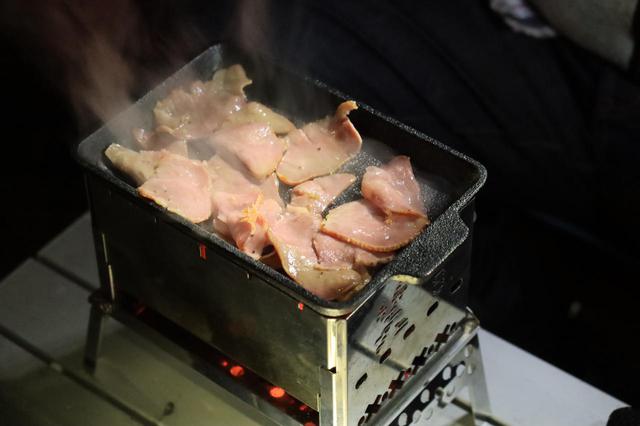 画像: 夜中に松本先輩が焼いたタン塩。ISO感度2500でもけっこうイケます。 F2.8/1/20秒/ISO2500