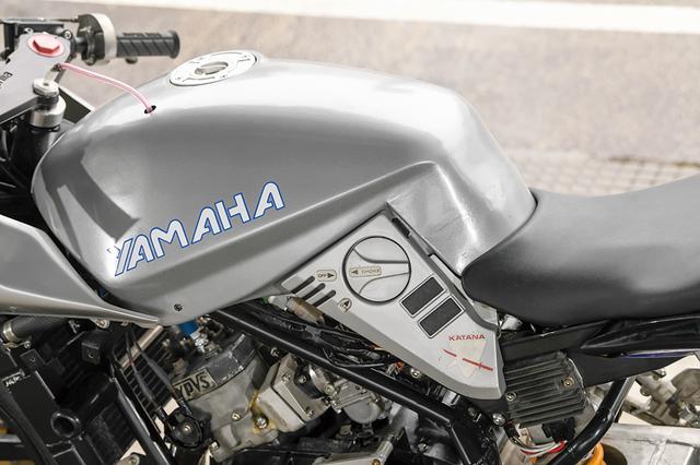 画像: オリジナルでSUZUKIと入る部分にはそれに似せた形でYAMAHAの文字を配する。タンクキャップはTWM製で周部はくり抜かれている。