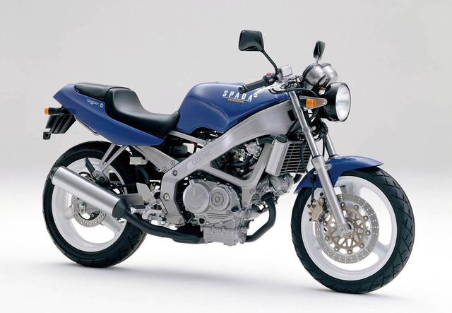 画像: 剛性の高いダイヤモンド型アルミキャストフレーム(CASTEC)を採用しスポーツライド好きに愛された。車両重量は初期型より軽い153kg。40PS を1万2000回転で。