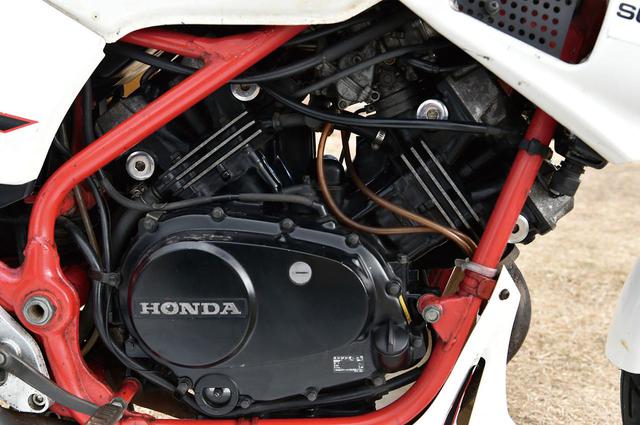 画像: 当時としては驚きの250ccだけの新設計エンジン。前後でクランクを共有する水冷DOHC8バルブ90°Vツインの幅は単気筒並。