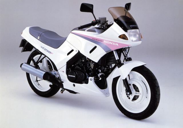 画像: 三代目FG型。一部で“オンナVT”と呼ばれた。増える女性ライダーもターゲット。油圧クラッチを廃止。サイレントカムチェーン採用でより静かに。最高出力は43PS。