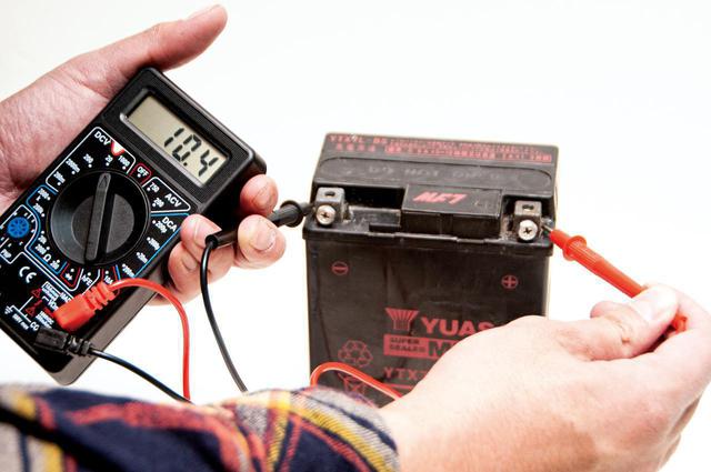 画像: 8年使った純正バッテリーの電圧を測ってみると10.4Vまで下がっておりました…。