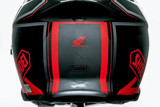 画像: 背面にはホンダのウイングマークとSHOEIのロゴが。コラボを示す×印がしゃれていますね。