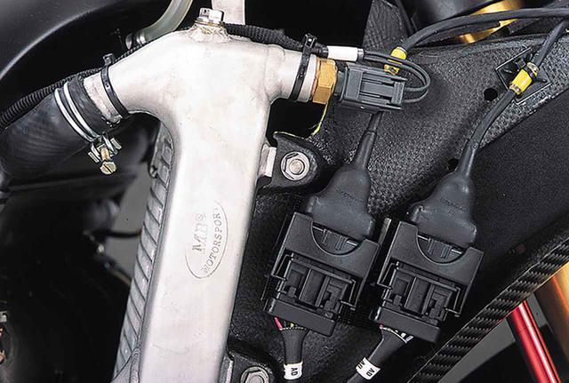 画像: ラジエターの製造は、イタリアのMB社が担当。冷却液のスムーズな循環を狙い、ホース取り付け部分の立ち上がりには、大きめのRが設けられている。