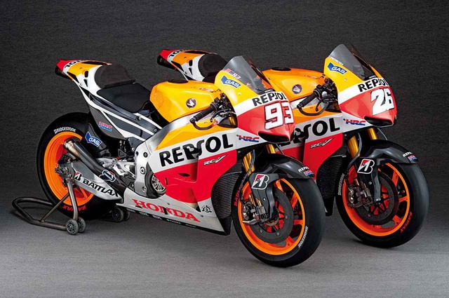 画像: 2012年からの1000ccレギュレーション初年度こそ王座をヤマハのロレンソに譲ったがホンダは18戦中12戦(ペドロサ:7回、ストーナー:5回)を手中にしコンストラクターとチームの2冠に輝いた。そして2013年はライダータイトルを加えて3賞を獲得ここでご覧いただくのは、バレンシアGPを走った2台のRC213V。