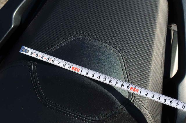 画像: リアシート前部分の幅は約22cm。
