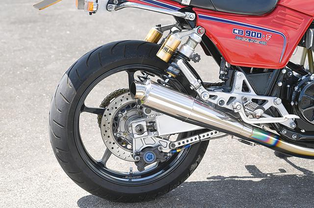 画像: スイングアームはFZR1000をサス受けほかを加工して装着する。ホイールはゲイスルピードTYPE-Rの3.50-17/5.50-17サイズだ。