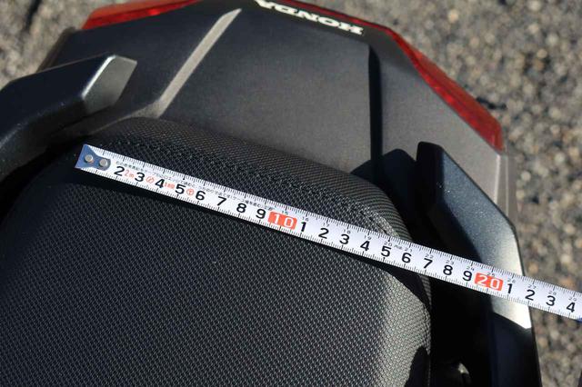 画像: リアシート後ろ部分の幅は約15cm。