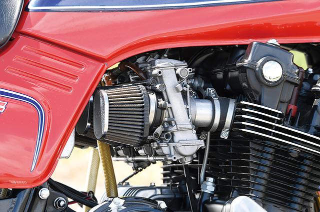 画像: 吸排気はFCRφ39mmキャブレター+安田商会チタンフルエキゾーストの組み合わせ。フレームは各部補強やレイダウン加工も行われる。