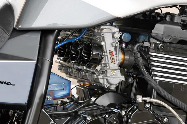 画像: キャブレターはFCRφ41mmで、マフラーはノジマでのワンオフによるSCチタン。冷却系はTGNセットアップビッグラジエーター&オイルクーラーを装着している。