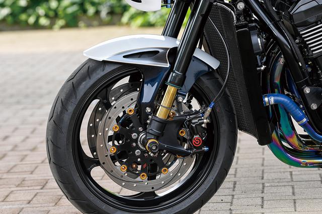 画像: フロントフォークはZZR1400用オーリンズ倒立をフィッティングし、前後ホイールはマグ鍛造品のゲイルスピードType-GP1Sで、サイズは3.50-17/6.00-17を履く。