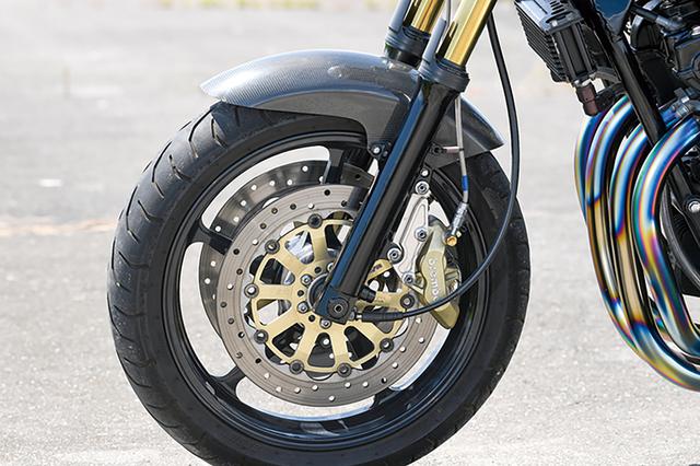 画像: フロントフォークはXJR1200用φ43mmでTiNコーティングも行われる。ブレーキはブレンボ4Pキャリパー+サンスターディスクをチョイス。