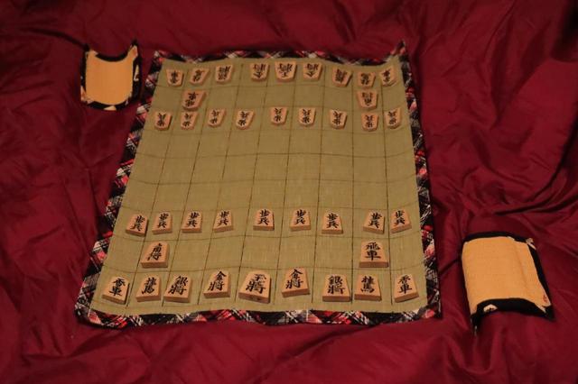 画像: 畳の将棋盤はお手製のもの。線を引いただけですが。
