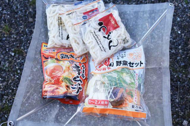 画像: 鍋キューブはやっぱり最高。うどんは3玉で78円とかいうから、つい3袋も。
