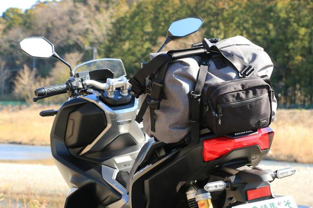画像: シートバッグはTTPL「ツーリングバッグ touring25」(税込12,639円)。 メイン気室は完全防水設計。後ろついている黒いポーチもセットです。モーターマガジン社のウェブショップ「MM Style」でも販売しております。 mm-style.jp