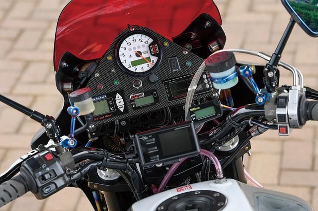 画像: TGN製カーボンメーターパネルの中央にスタックメーターが置か、れ車速やエンジン回転数等をモニター。油温やギヤ段位、タイヤ温度なども追加メーターでモニタリングされる。左右マスターシリンダーはともにゲイルスピードのエラボレート。ハンドルはZRX1100純正をセットする。