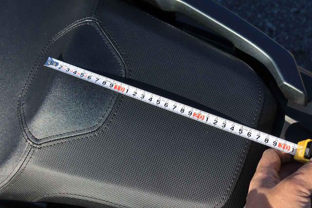 画像: リアシート前後の長さは約26cm。