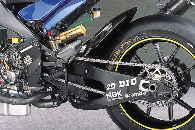 画像: 2003年モデルより20㎜近く延長されたスイングアーム。200psを軽く超えるマシーンでありながら、ドライブチェーンはDIDの520ERV3という520サイズのもの(昔は市販の750㏄にも危険とされた)を使っており、ここにも技術の進歩がうかがえる。ドライブスプロケットはチタンの削り出し。耐食性と比強度に優れた材料だが、耐摩耗性は高くないため、ケニコート(自転車のスプロケットにも使われている)などの表面処理を施していると想像される。ホイールは、前後ともに、鍛造マグネシウムを削り出したマルケジーニ製を使用。ファイナルレシオは17×34で、チェーンのピン数を数えたら118だった。