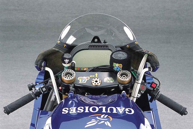 画像: フロントカウル内には、液晶表示の大型マルチファンクション・ディスプレイが収まる。エンジン回転数はもちろん、水温、ラップタイムなど、必要に応じたデータを選択して表示させることが可能だ。