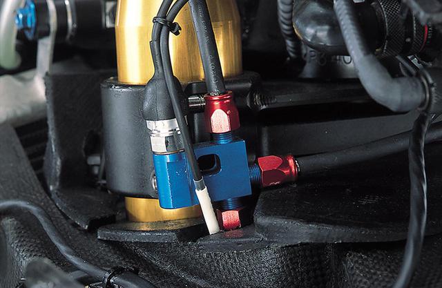 画像: ブレーキホースの途中に左右キャリパーへの分岐部があり、そこに圧力センサーをマウントする。