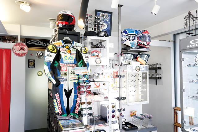 画像: 店内にあるライダー専用メガネのコーナー。ライディングアイウエアはレース中にメガネがズレることを許さないロードレースやモトクロスのライダー、他のスポーツ選手からも絶大な信頼を得ている。