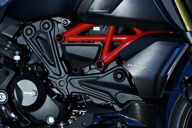 画像: 「テスタストレッタDVT 1262エンジン」を搭載する新型ディアベル1260。最高出力は159PS、最大トルクは129Nmを発揮する。