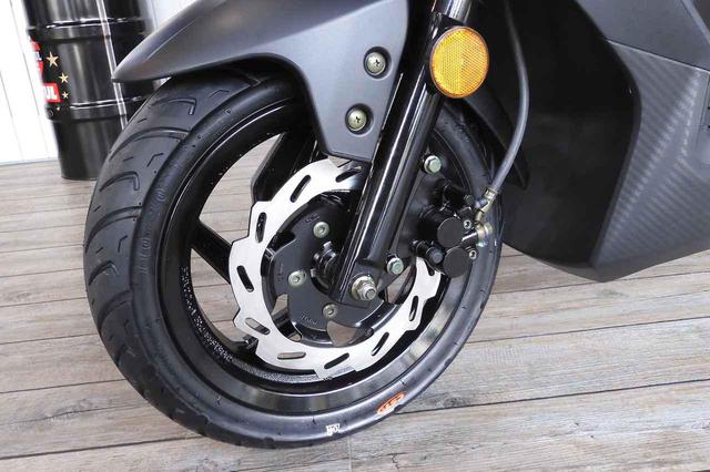画像: タイヤは50cc、125cc共にスクーターとしてはやや大きめの前後12インチが採用されています。フロントブレーキには226mmのディスクブレーキが装備され、125ccはフロントとリアが同時にかかるコンビブレーキになっています。(写真はOrbit Ⅲ 50)