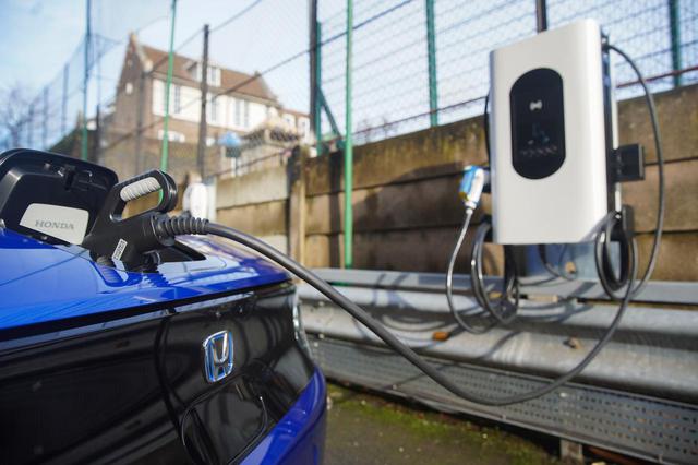 画像: ロンドン・イズリントン特別区に設置された双方向充電器「sospeso & charge」。