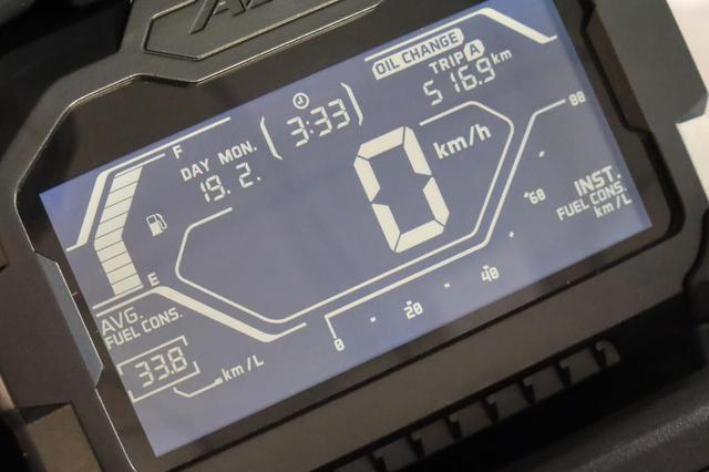 画像: 反転液晶のデジタルメーターは多機能。日付まで表示される!