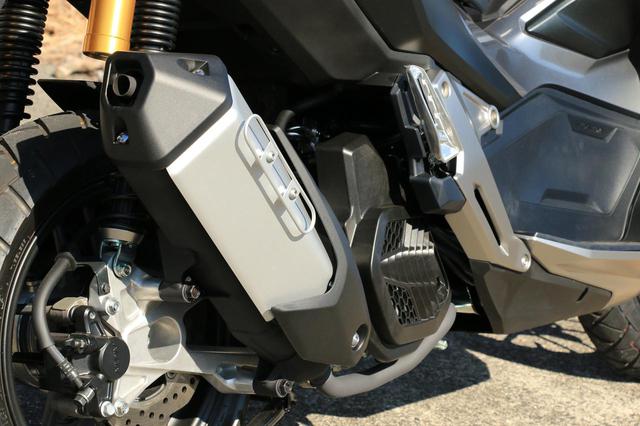画像: カチ上がったマフラーもやる気まんまん! 最低地上高は165mm。PCX150に比べ28mmも高い!