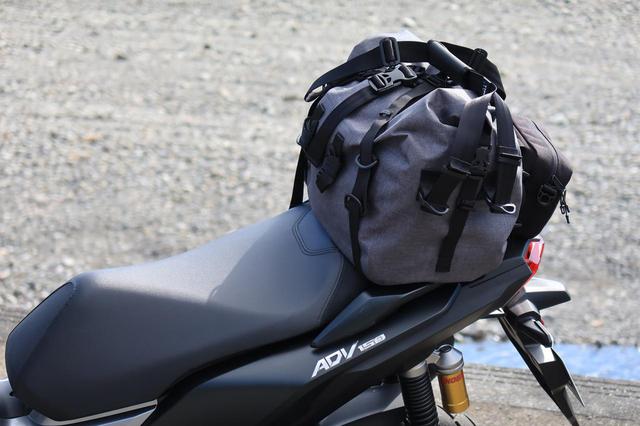 画像: 積載したバッグはTTPLの「ツーリングバッグ touring25」(税込12,639円)。 メイン気室は完全防水設計。後ろついている黒いポーチもセットです。モーターマガジン社のウェブショップ「MM Style」でも販売しております。 mm-style.jp